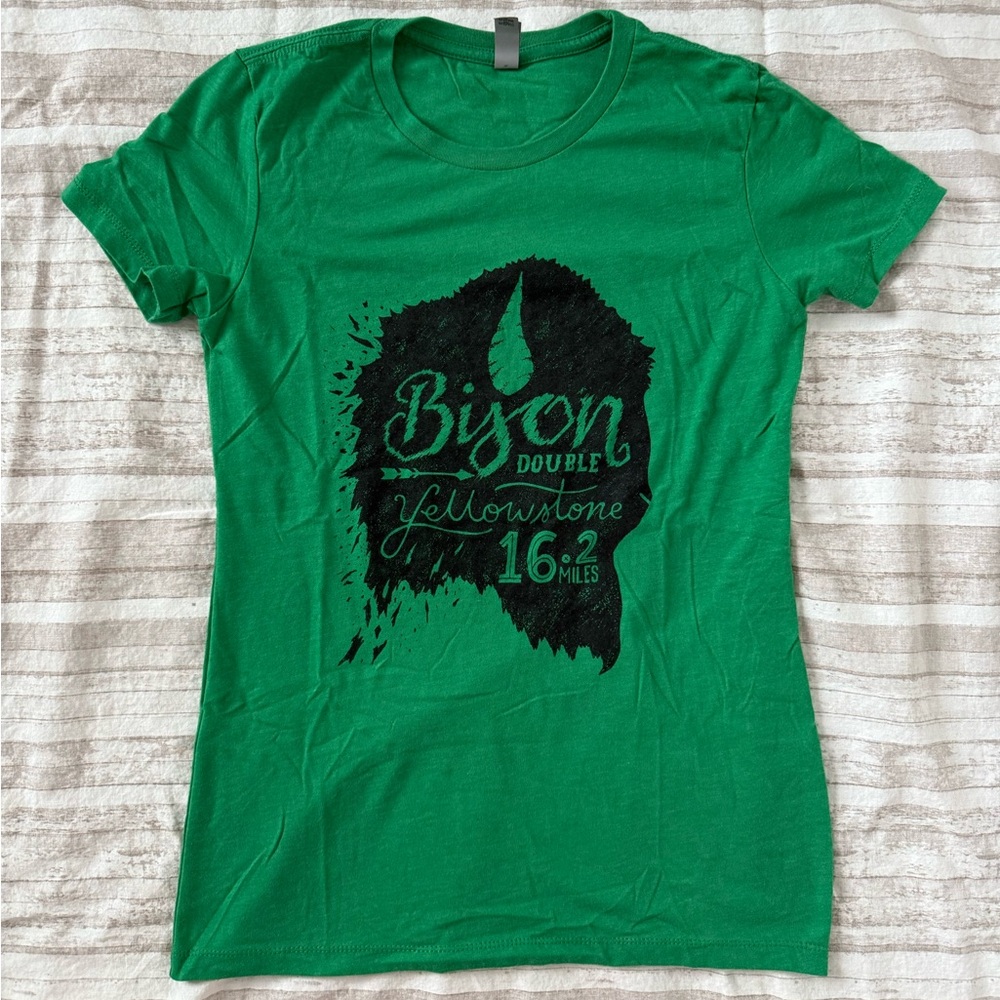 💪🏻 Vacation Races Kelly Green Yellowstone Bison Double Tee Medium (fitted)